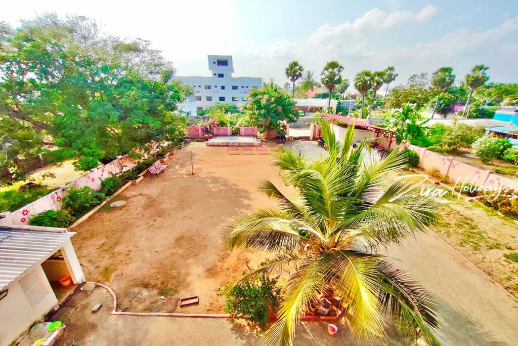 villa with big lawn space ecr